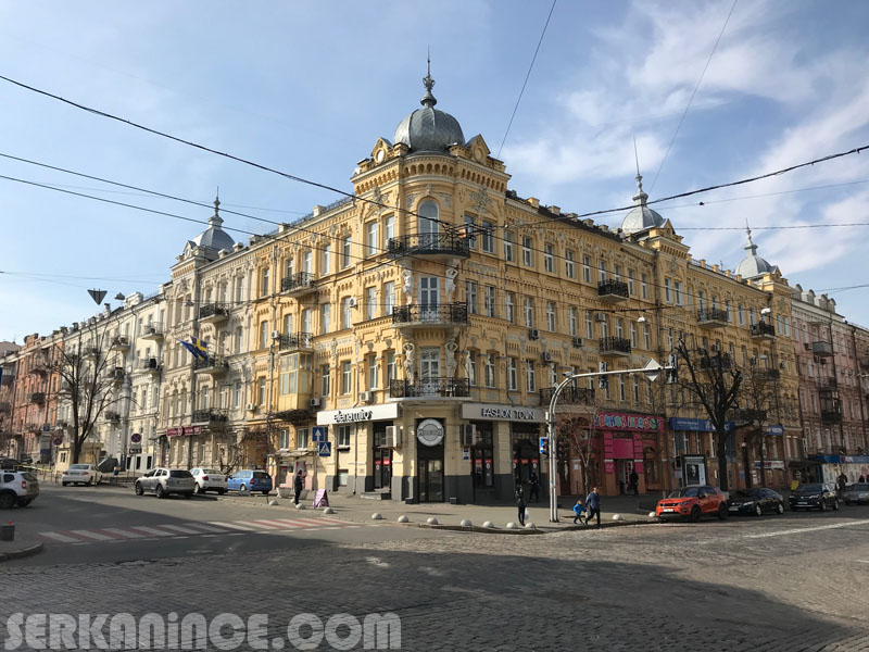 Andriyivsky Yokuşu, Kiev - sokak sanatı ve el işi dükkanlar