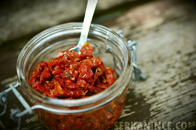 Ev yapımı konserve domates kavanozları