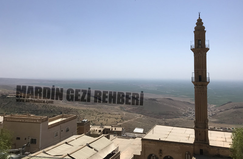 Mardin genel görünümü, sarı taş evler ve Mezopotamya ovası