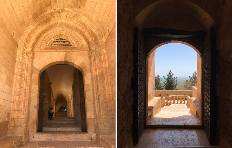 Deyrulzafaran Manastırı'nın taş avlusu ve kemerli galerileri