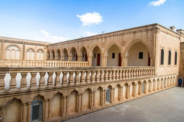 Mor Gabriel Manastırı, antik taş duvarlar ve avlu