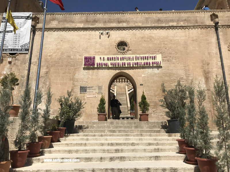 Artuklu Üniversitesi sosyal tesisi, ova manzarasına açılan teras