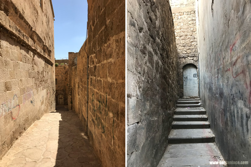 Mardin'in dar taş sokakları, sarı kireçtaşı evler ve kemerli geçitler