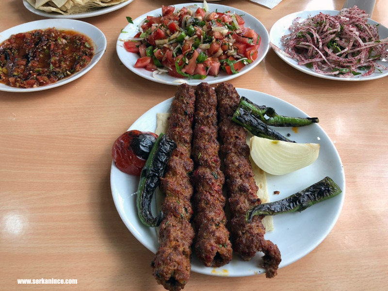 Yusuf Usta kebapçısı, Mardin'e özgü karışık kebap tabağı