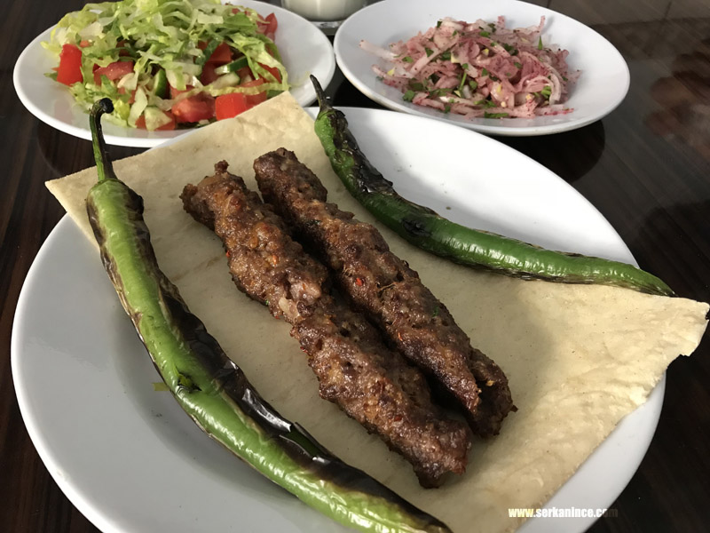 Yusuf Usta'da servis edilen Mardin kebabı, yöresel ekmekle