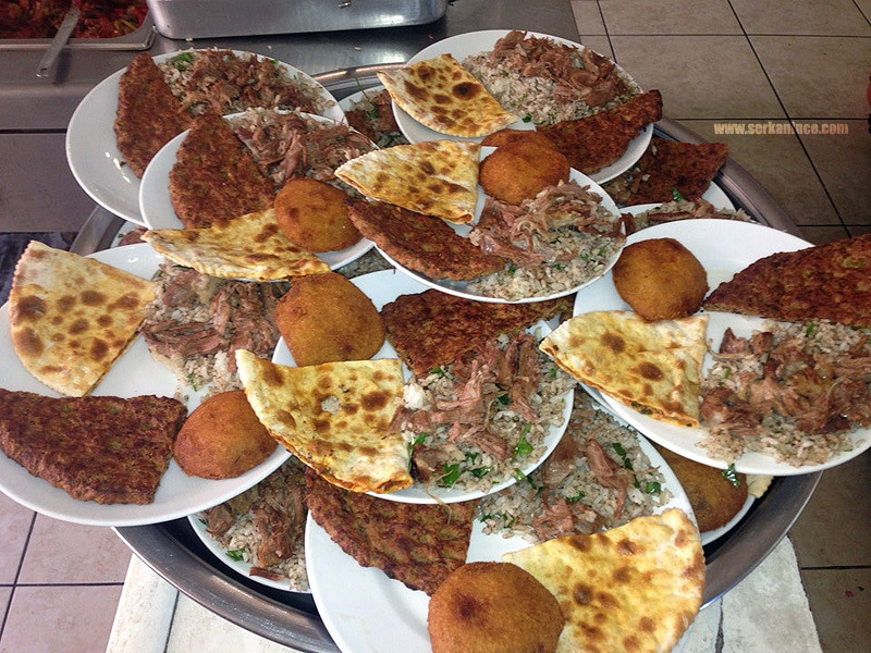 Sultan Sofrası, yöresel sulu yemekler ve kaburga dolması