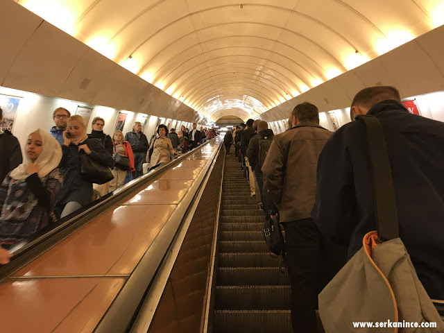 Prag metrosu, uzun ve hızlı yürüyen merdivenler