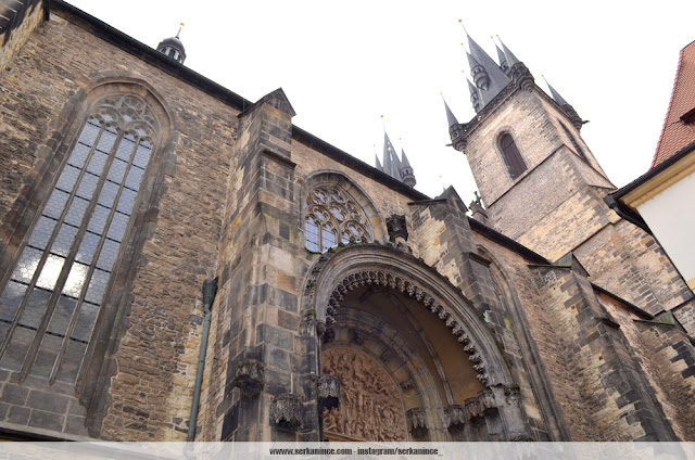 Prag Malá Strana semti ve kilise kubbesi, Vltava kıyısından görünüm