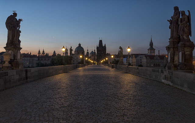 Charles Bridge, Vltava Nehri üzerindeki tarihi Karl Köprüsü ve heykeller